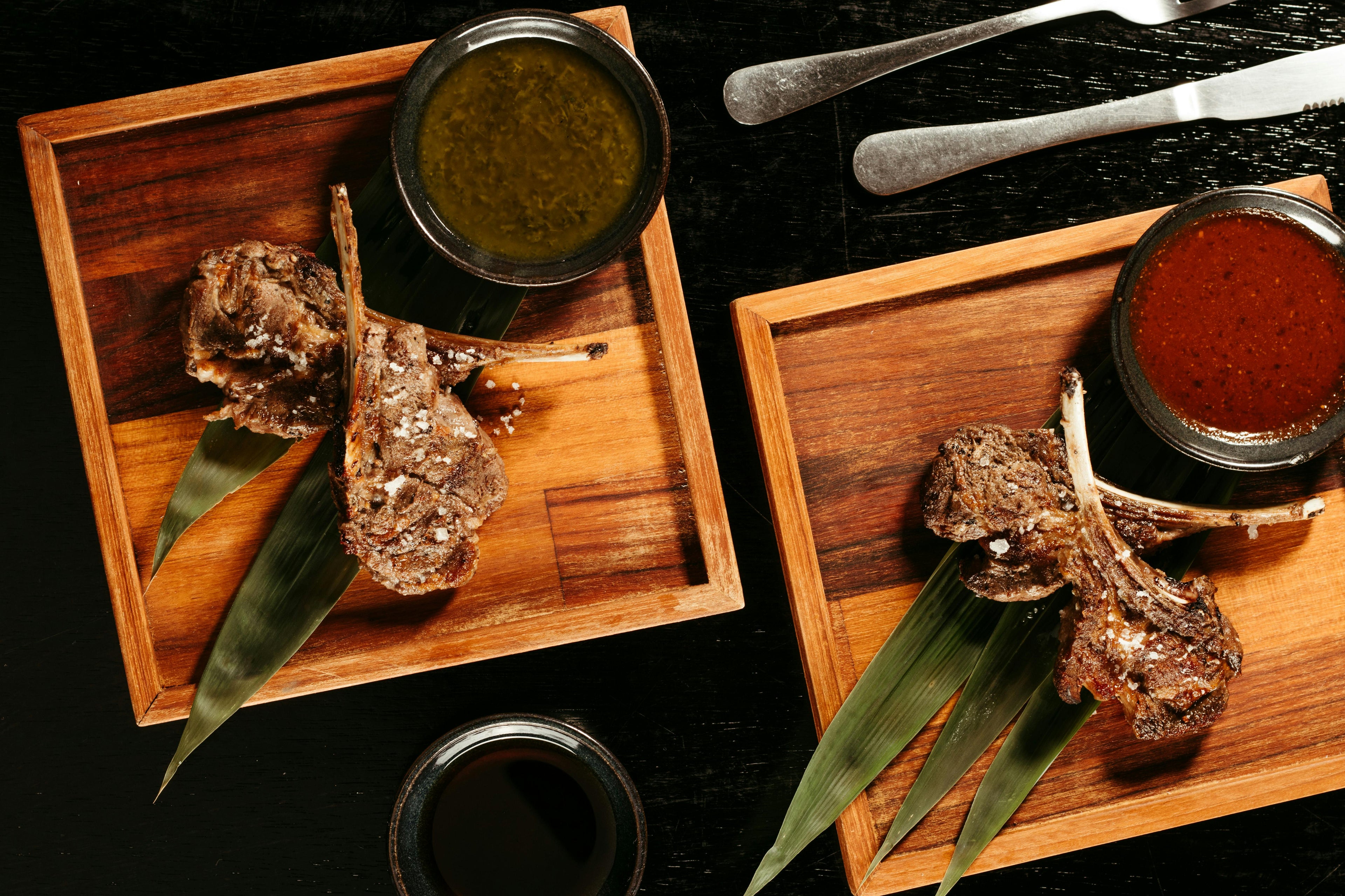 Grilled Lamb Chops with Mint Yogurt Sauce